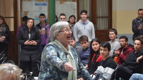 Aunque ya está jubilada, su pasión y claridad al explicar las matemáticas la han convertido en un éxito inmediato en la plataforma.