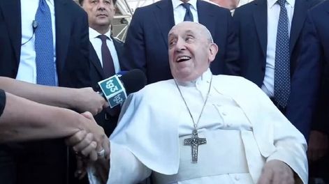 El papa Francisco recibió el alta tras la cirugía abdominal  (EFE)