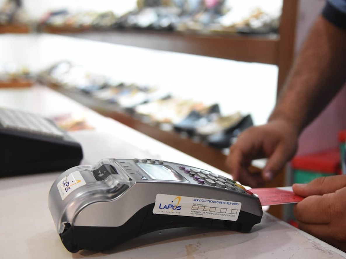 Una plataforma permite utilizar la tarjeta de débito como si fuera de crédito, en algunos comercios. / archivo