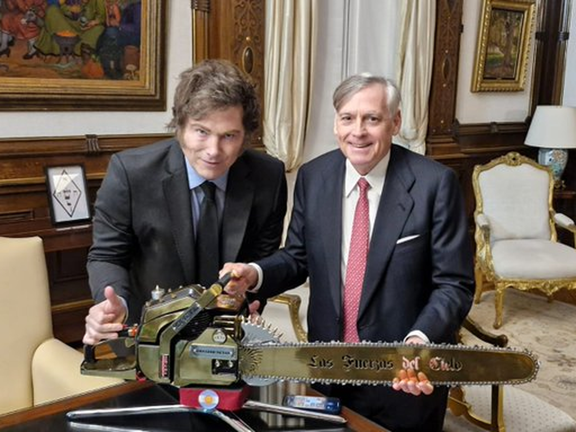 Javier Milei condecoró al economista español Jesús Huerta de Soto.