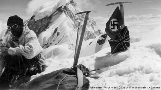 Persiguiendo varios de los mitos más fascinantes de la historia, el Tercer Reich envió expediciones científico-esotéricas a lugares tan diversos como el Tíbet, Francia, Bolivia y la Argentina.