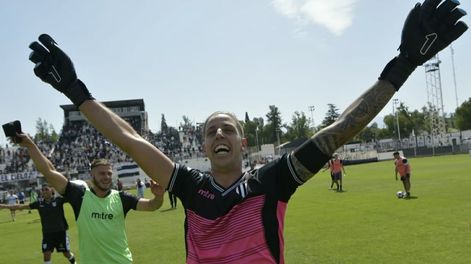 Tomás Giménez, arquero del Lobo, celebra la clasificación. / Orlando Pelichotti