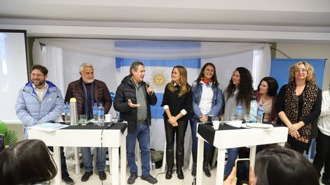 Los Andes | Al centro de la imagen, Victoria Tolosa Paz escucha la palabra del diputado provincial Omar Félix. Al lado de la bonaerense está la diputada nacional Liliana Paponet; al lado de Félix está José Pepe Albistur, pareja de Tolosa y amigo del Presidente.