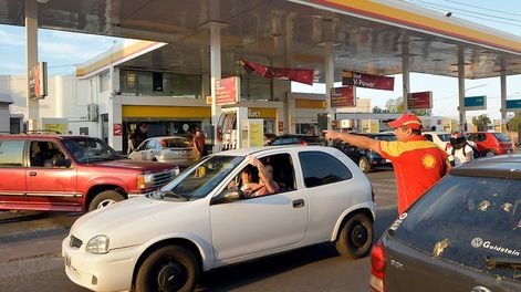 En la provincia todavía se observan largas filas en las estaciones de servicio. - Foto: Orlando Pelichotti