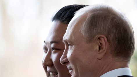 Vladimir Putin, presidente de Rusia, y Kim Jong Un, líder supremo de Corea del Norte, en una imagen de archivo durante una visita de Putin a Corea.