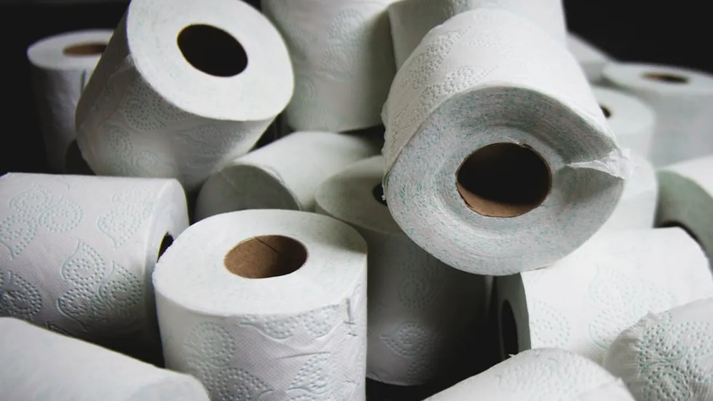 Homemade tricks: Toilet paper in the closet improves your home, combats humidity, and helps maintain order with simple solutions.