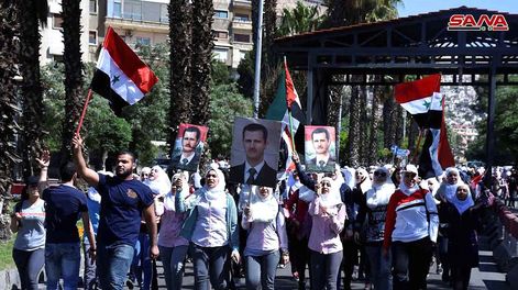 Sirios salen a la calle en Damasco en apoyo a ejército de Assad