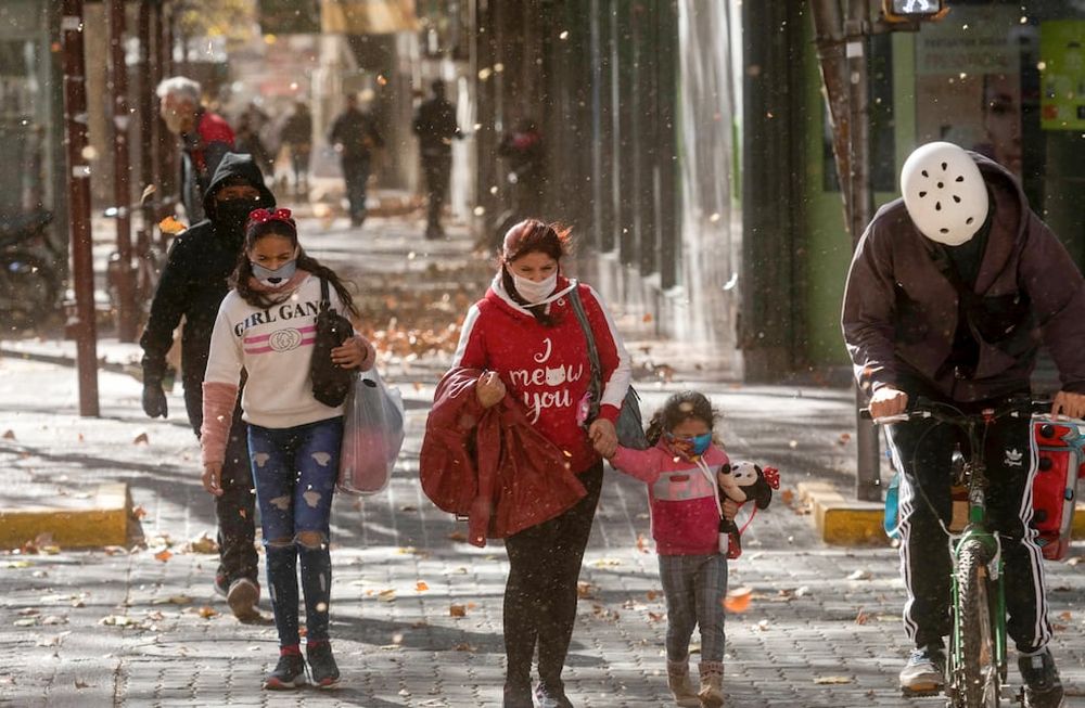 ¡Cuidado! Ayer, varios mendocinos que estaban en el Centro se vieron sorprendidos por el fuerte viento, aunque todos estaban cubiertos con tapabocas.  Foto: Ignacio Blanco / Los Andes