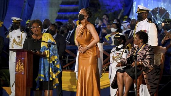 Rihanna en la ceremonia de asunción de la presidente de Barbados y recibiendo su nombramiento como héroe nacional