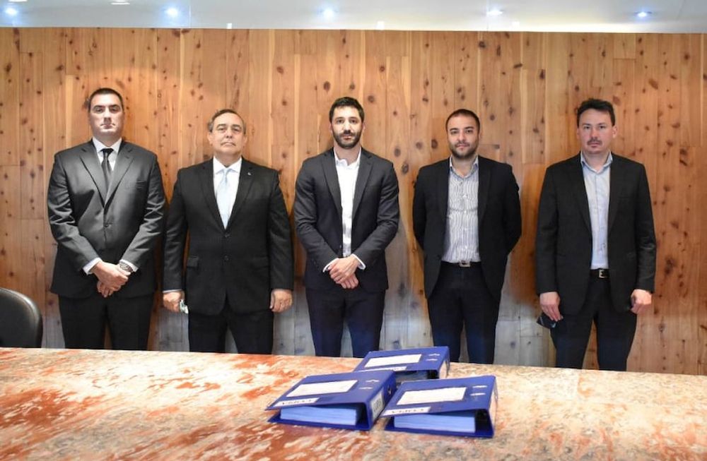 Agustín Geréz, gerente general de ENARSA (centro) junto a Antonio Pronsato (a su derecha) en marzo, en la apertura de licitación Pública N° 01-2022 para la adquisición de cañerías del Gasoducto Presidente Néstor Kirchner y obras complementarias.