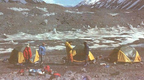 Cordillera de los Andes: así avanza la emotiva expedición que busca una mochila de un hombre que murió en 1985