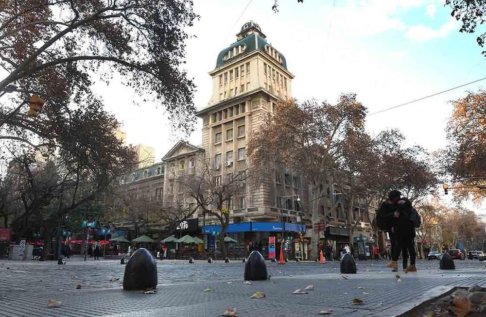 El agresor causó destrozos en el edificio Sarmiento, ubicado a la numeración 250 de la Peatonal.  Imagen ilustrativa Foto: José Gutierrez / Los Andes