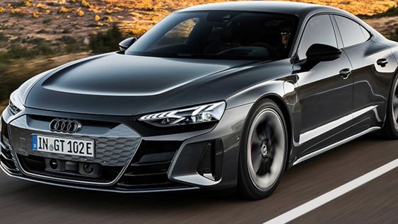 El Audi E-Tron GT se presentó en dos versiones: una con 530 CV y la que lleva las siglas RS (la división que desarrolla los modelos más extremos de Audi) con 650 CV.