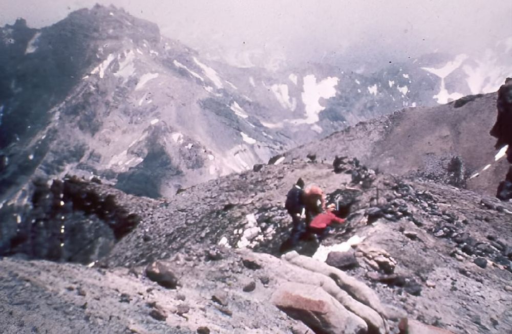 Pirámide del Aconcagua: sitio del hallazgo de la capacocha. El sitio integra la Lista del Patrimonio Mundial de la UNESCO. En la imagen los profesionales que rescataron el hallazgo. (Foto J. Schobinger,1985)
