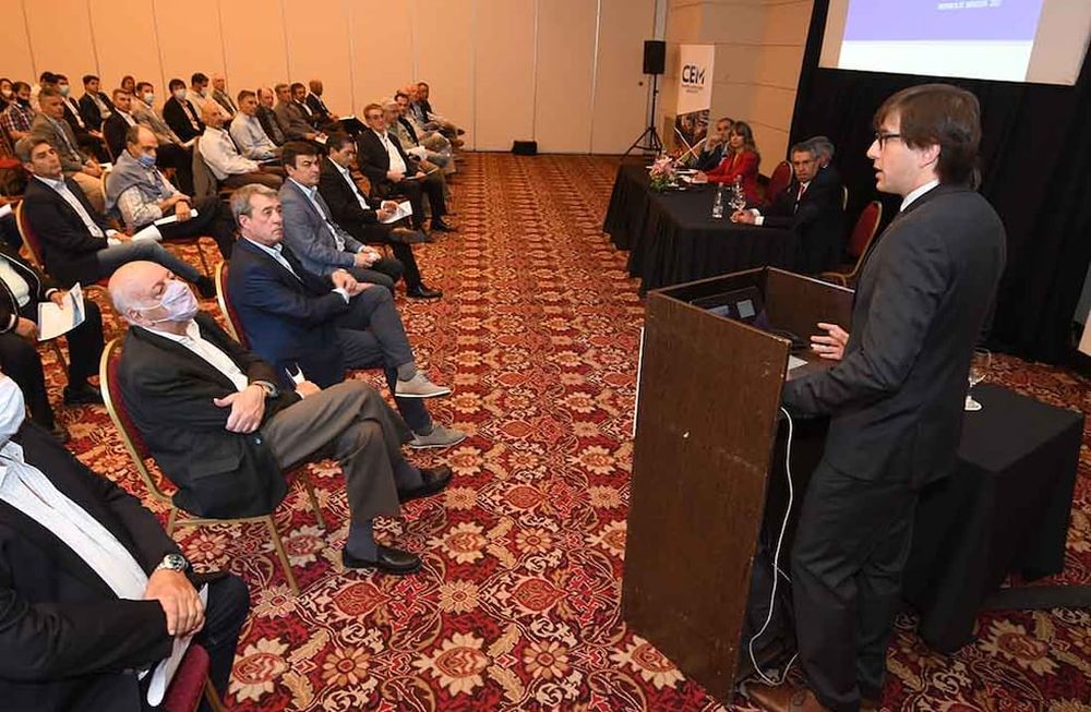 En el hotel Diplomatic de Ciudad se realizó una disertación sobre presentación de trabajo y el empleo, organizado por el CEM, Consejo Empresario Mendocino.Federico Pagano, presidente del CEM, Consejo Empresario Mendocino diserta frente a los presentes.