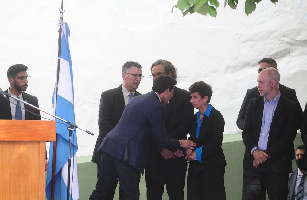 El ministro Eduardo de Pedro saludo a la embajadora de Israel, Galit Ronin, en el acto central que conmemoró el atentado a Embajada. / Clarín