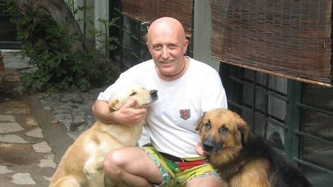 Indignación por exjuez condenado por violencia de género que busca revertir la sentencia.