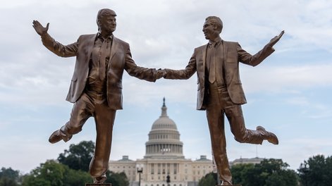 Apareció una escultura de Trump y Epstein agarrados de la mano frente al Capitolio en Washington