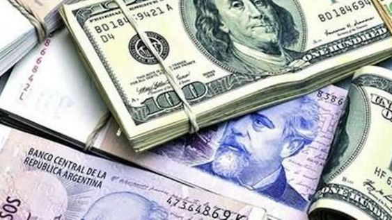 Con la economía parada, sobran pesos y dólares