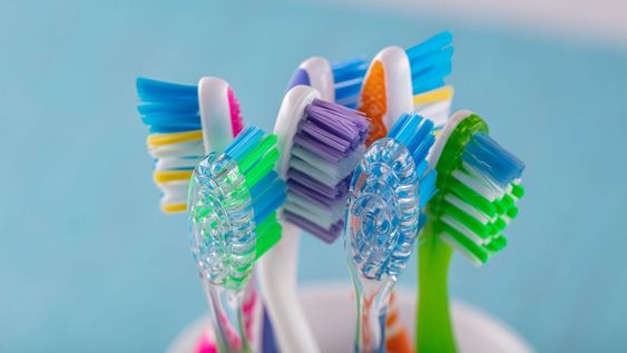 Adoptar esta rutina no lleva más de unos minutos y marca una gran diferencia en la salud de los dientes a largo plazo.