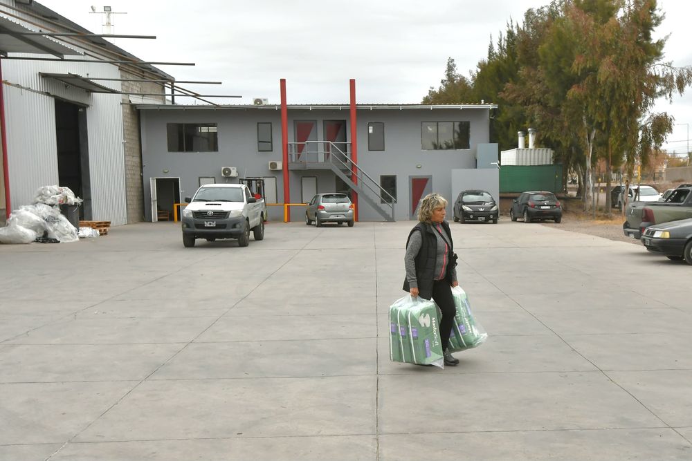 Pañales de Pami: a dos meses del cambio en la entrega, los jubilados siguen inmersos en una odisea. | Foto: Daniel Caballero / Los Andes