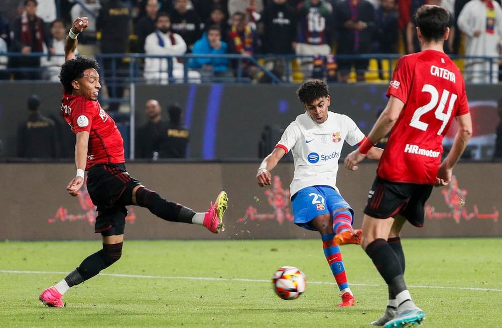 El delantero del Barcelona Lamine Yamal (c) chuta para marcar el segundo gol ante Osasuna, durante la segunda semifinal de la Supercopa de España que FC Barcelona y CA Osasuna que han disputado este jueves en el estadio Al-Awwal Park de Riad, en Arabia Saudí. EFE/Juan Carlos Cárdenas