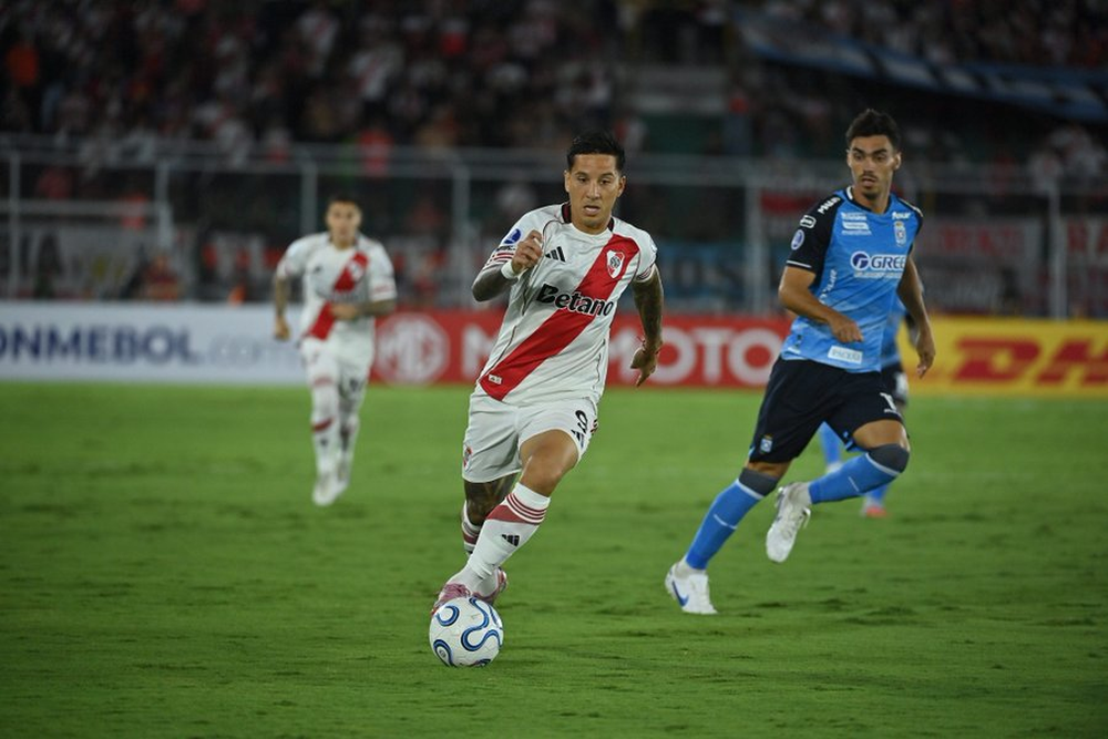 Un desborde de Fabricio Bustos por la derecha, quien sacó un centro a media altura al centro del área y Sebastián Driussi, de primera y de volea puso el primero para el Millonario.&nbsp;