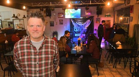 Mark llegó desde Seattle y poco después abrió el “Viña Rock Café”. | Foto: José Gutiérrez / Los Andes