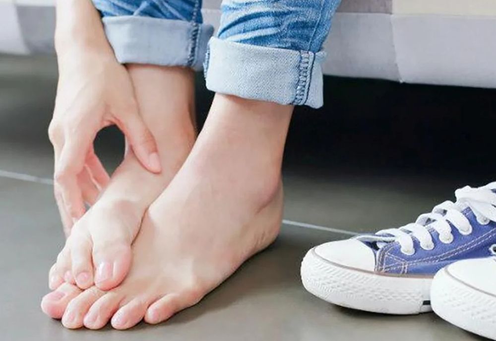 Especialistas explican por qué el calor y la humedad facilitan la aparición de pie de atleta y qué medidas ayudan a mantener la salud de los pies.