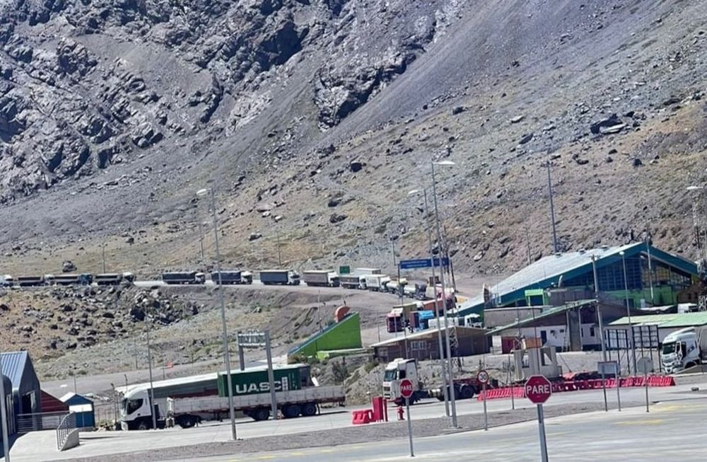 Una larga fila de vehículos se formó al ingresar a Los Libertadores ante una medida de fuerza de los empleados por un brote de Coronavirus.