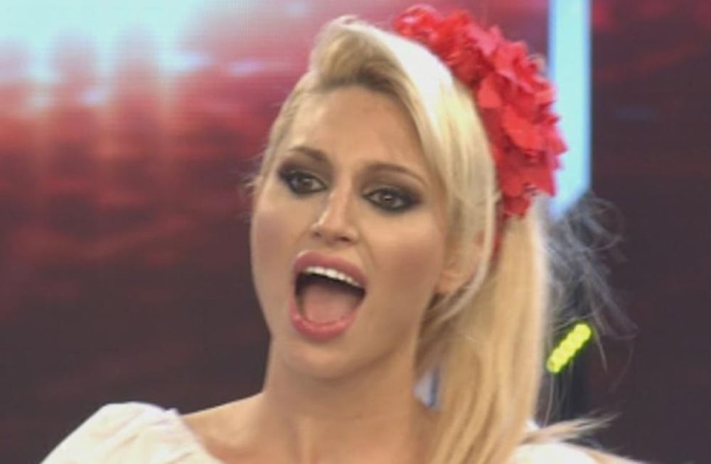 Vicky Xipolitakis se cree Cleopatra y se baña en leche