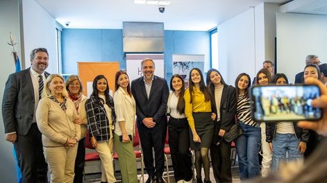 Los responsables del centro junto a los chicos seleccionados para continuar en el programa que es certificado por la Universidad del Salvador.