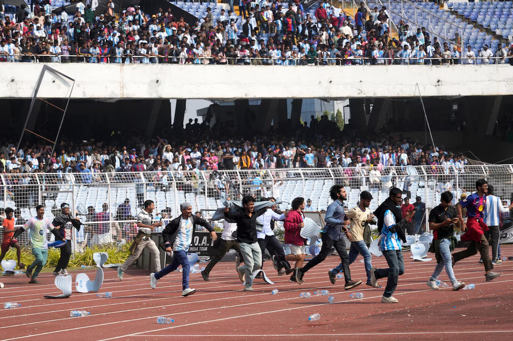 El público de la India invadió el campo de juego.