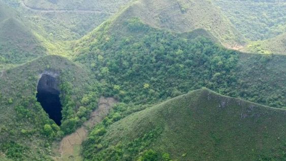 Un equipo de científicos lo descubrieron y determinaron que tiene 306 metros de largo, 150 metros de ancho y una profundidad máxima de 192 metros.
