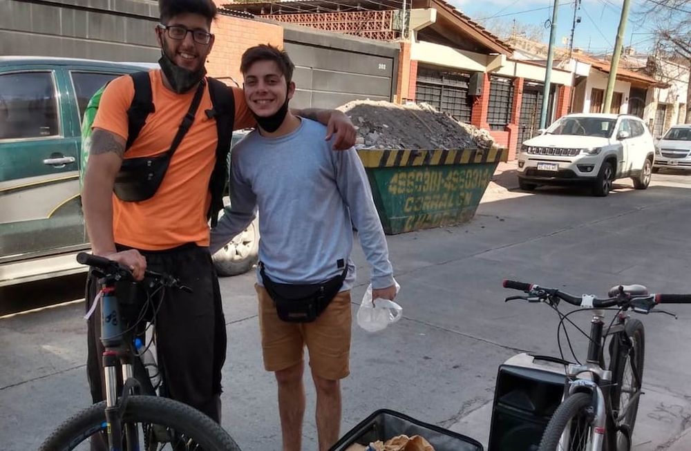 Luciano Herrera y Leandro García sufrieron el robo de un modesto autito con el que repartían pan y ahora lo hacen en bicicleta y con un parlante para anunciar que llevan pan calentito.