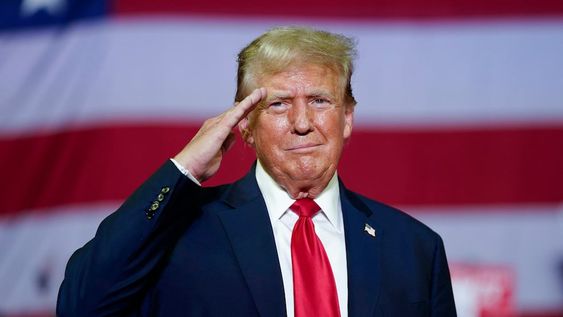ARCHIVO - El virtual candidato presidencial republicano, el expresidente Donald Trump, habla en un mitin de campaña el 22 de junio de 2024 en la Universidad de Temple, en Filadelfia. (AP Foto/Chris Szagola, Archivo)