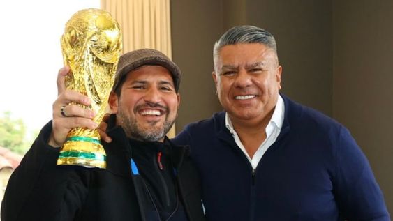 El “cura futbolero” que festejó eufórico el Mundial recibió una réplica de la Copa del Mundo del Chiqui Tapia. Foto: Gentileza Lucas Vilte