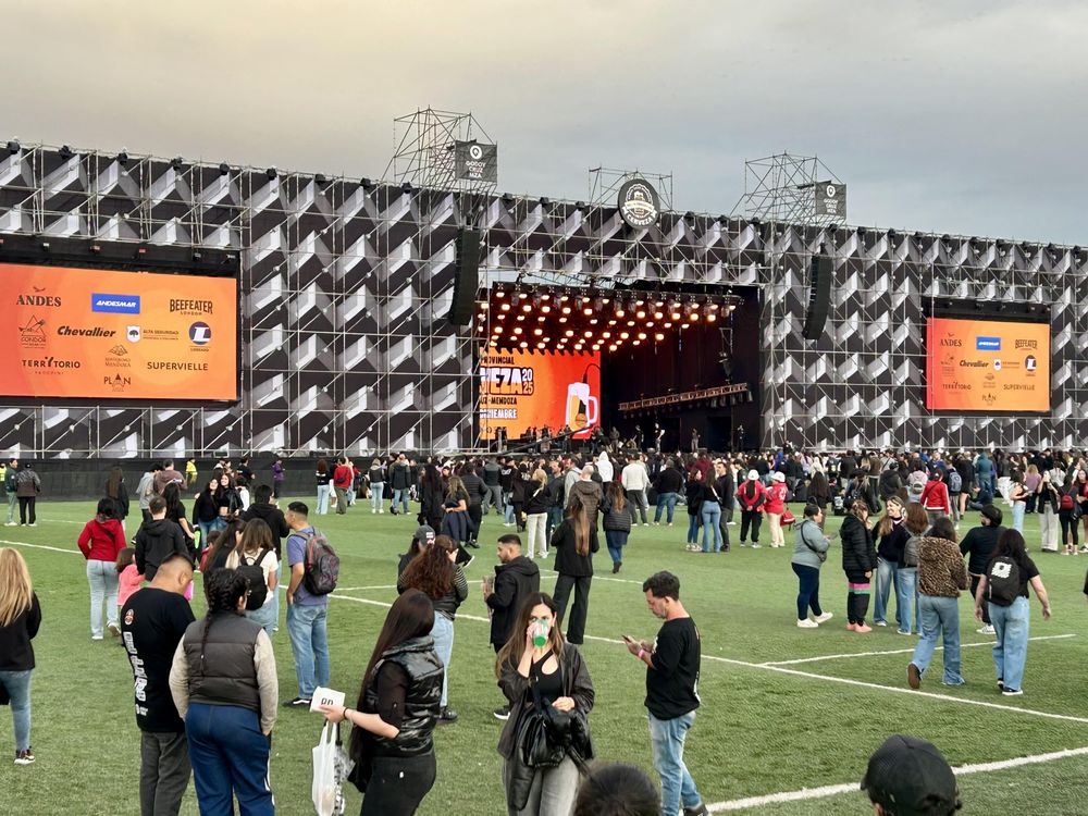 Las bandas locales se ganaron la aprobación del público mendocino, que las acompañó con entusiasmo: una apuesta artística que la Fiesta de la Cerveza confirmó con creces.