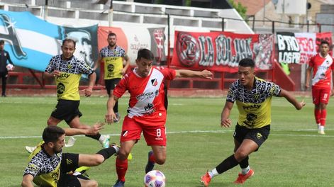 Fausto Montero, autor del gol del Cruzado, deja por el camino a dos adversarios. / Gentileza Prensa Maipú.