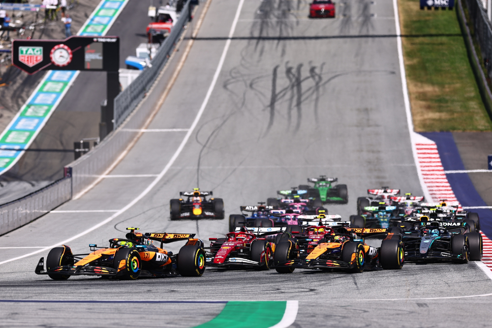 SPIELBERG (Austria), 29/06/2025.- El piloto de McLaren, el británico Lando Norris (izq.), lidera el grupo en la curva 1 durante el Gran Premio de Austria de Fórmula 1 en el circuito Red Bull Ring en Spielberg, Austria, el 29 de junio de 2025. (Fórmula Uno, Reino Unido) EFE/EPA/ANNA SZILAGYI