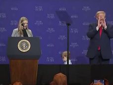 Trump le tiró una chicana a Joe Biden tras salvar a un niño de una caída.