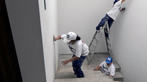 Nancy Pallero (58), Ayelén Aybar (32) y su hermana Antonella Aybar (25) son pintoras de obra fina y gruesa. Foto: Orlando Pelichotti