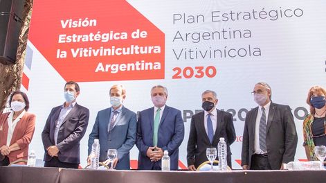 Los Andes | La mesa de autoridades contó con la presencia de Hilda Vaieretti, Eduardo de Pedro, Rodolfo Suarez, Alberto Fernández, José A. Zuccardi, Luis Basterra y Susana Mirassou.