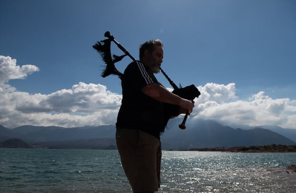El misterioso gaitero que da una banda de sonido distinta a la montaña mendocina y atrapa con su música. Foto: Ignacio Blanco / Los Andes