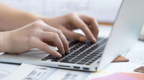 Un empleado se fue de vacaciones y sus respuestas programadas en el mail se hicieron virales.
