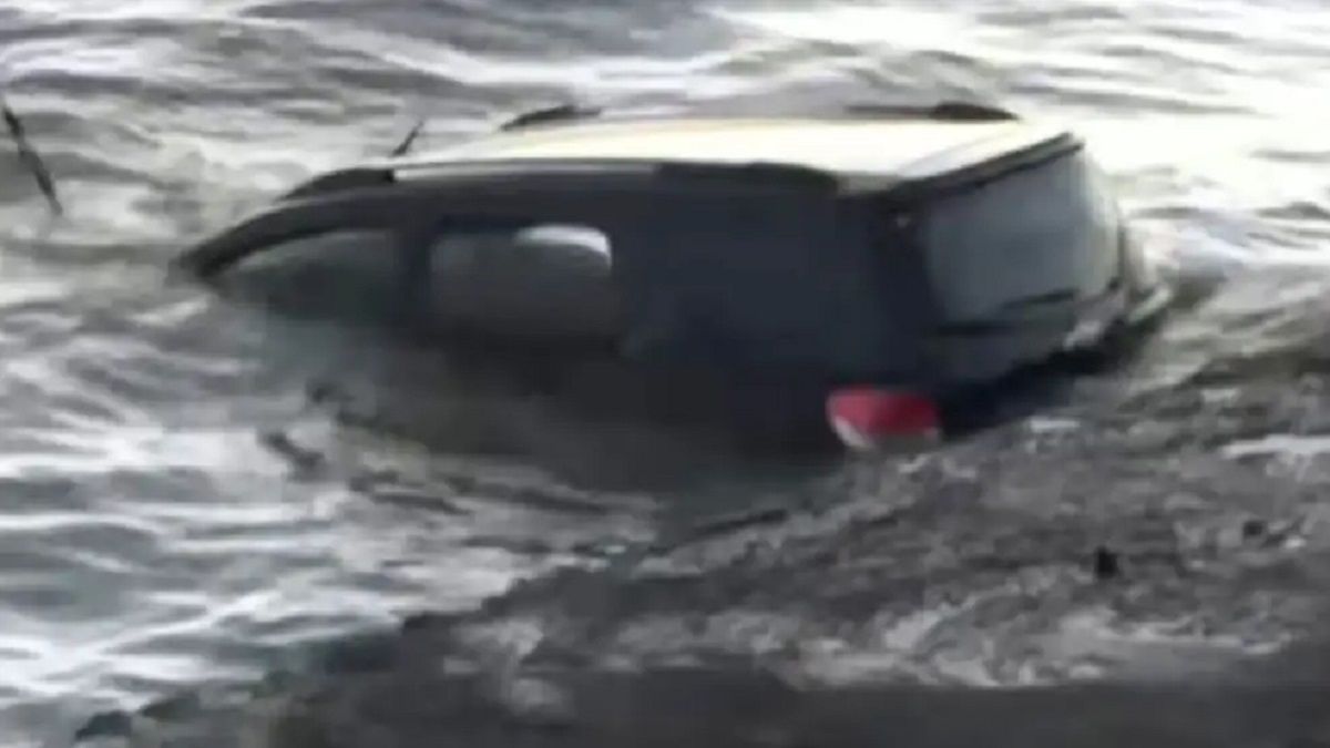 Dramático rescate: una mujer y su hija cayeron al Río de la Plata a bordo de su camioneta