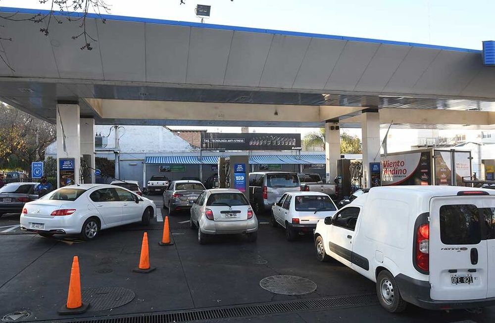 Las colas para cargar gasoil se repiten en cada vez más estaciones de servicio. Foto: José Gutierrez / Los Andes