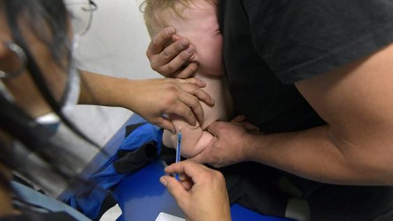 04 de abril  2022 SociedadPlan Nacional de VacunaciónComenzó hoy la primera vacunación antigripal que llegó en las últimas horas a la provincia de Mendoza, de un total de 28 mil dosis, serán destinadas, a partir de hoy, a los niños sanos de entre 6 y 24 meses, en el Hospital Humberto NottiFoto: Orlando Pelichotti / Los Andes