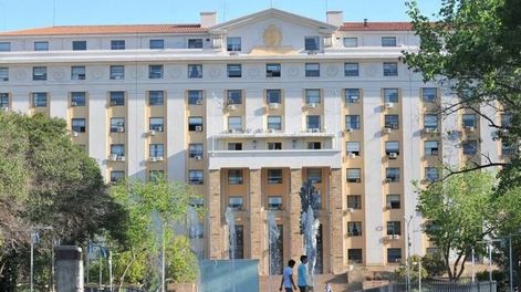 El análisis del Ieral también responde al interrogante de si el superávit permitió disminuir la deuda pública provincial