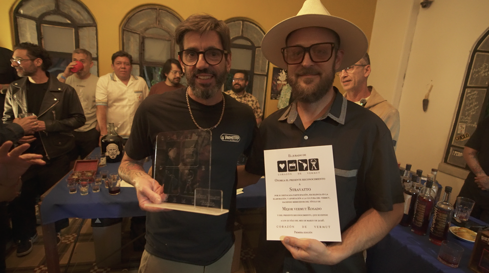 Pablo Bazán, el mendocino que eligió México como su lugar en el mundo y elabora el vermut que acaba de ser premiado como uno de los mejores de Latinoamérica. En la premiación junto a su compañero Juan Faillace.